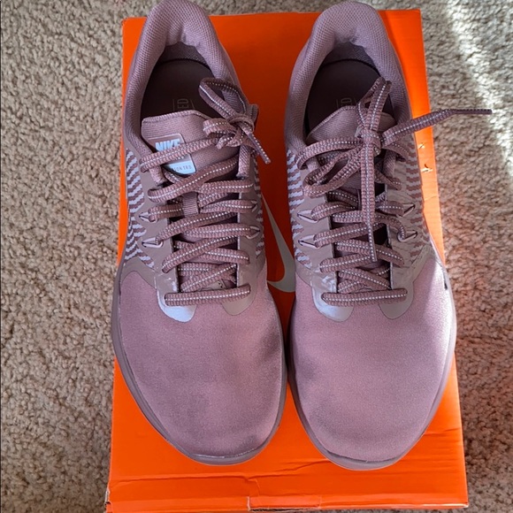 Women’s Nike - Picture 2 of 10